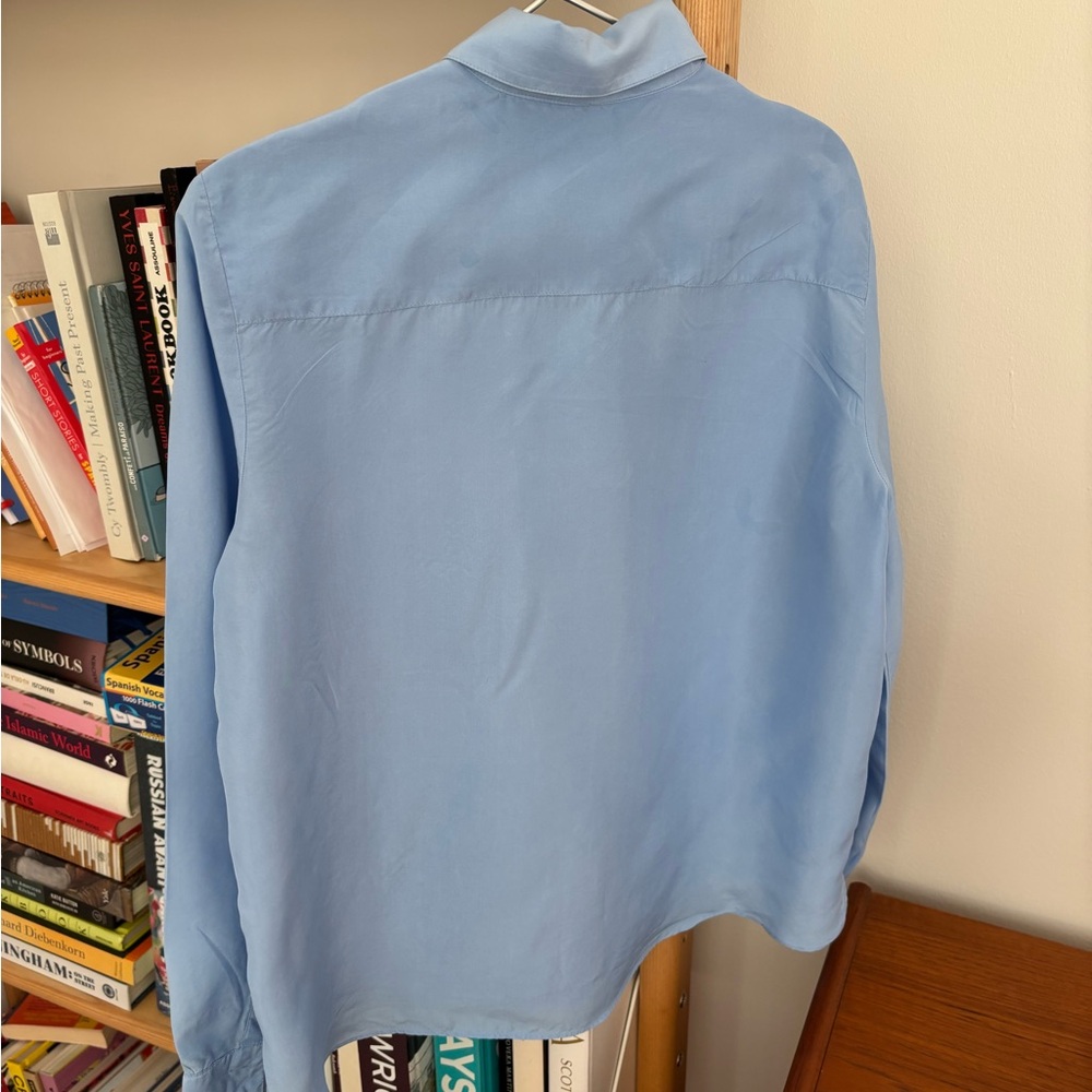 Massimo Dutti 100% silk shirt 
Size small
Never worn 
No tags inside - Picture 4 of 5